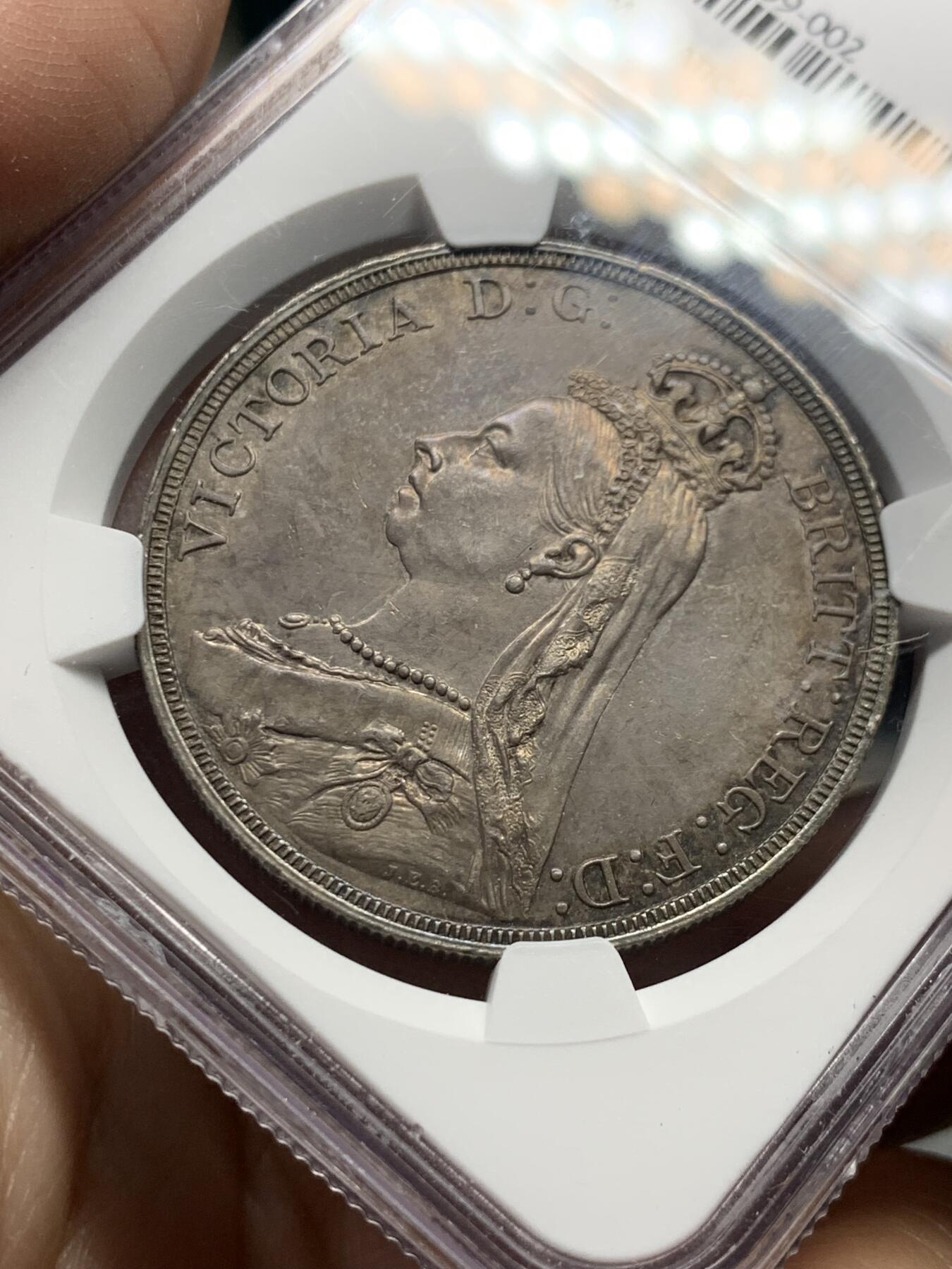 《竞宝斋》第332场 周日，周一 2场连拍 （全场包邮） NGC MS62 英国1887年维多利亚高冠1克朗马剑银币 深彩包浆