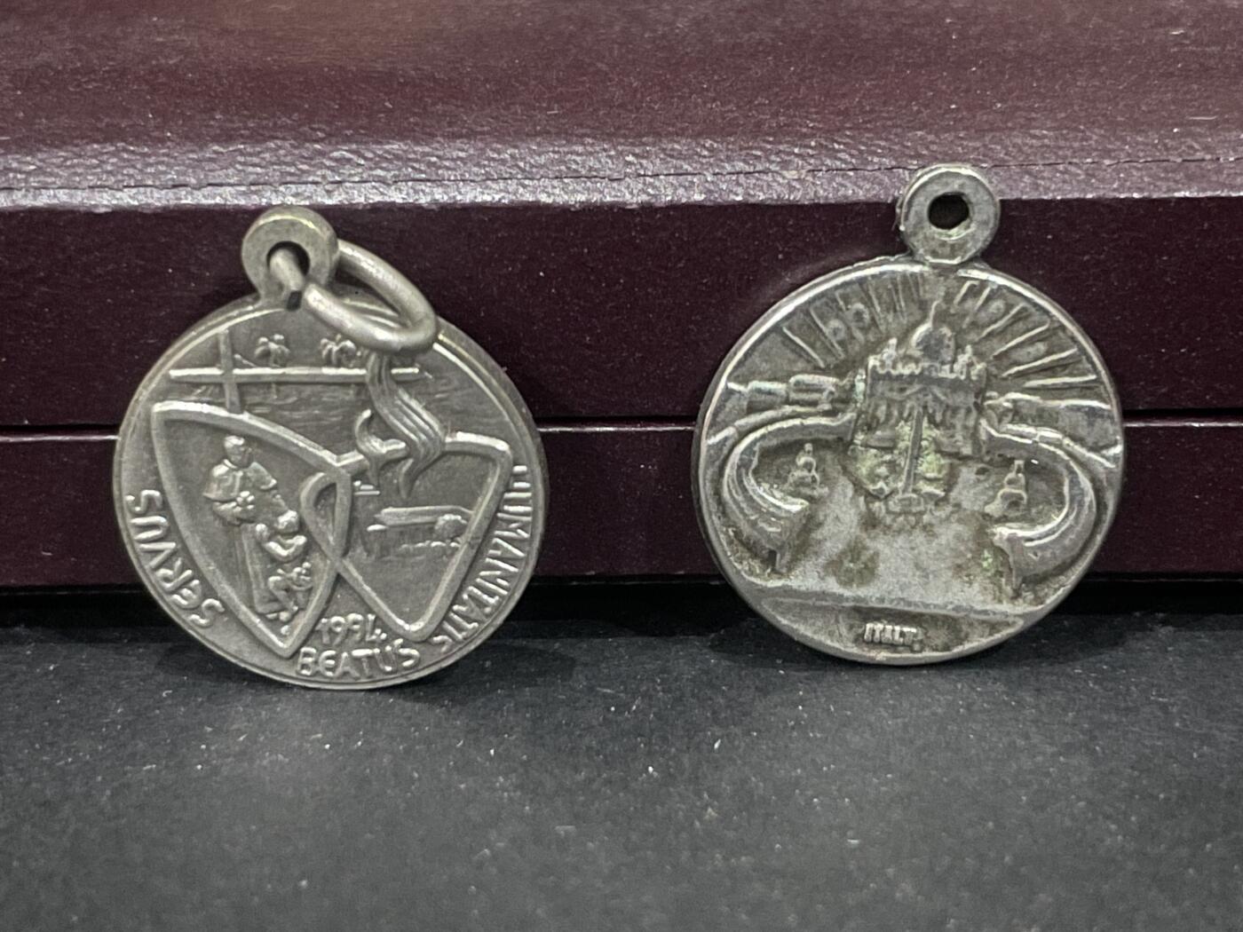 海外回流精品拍卖 法国回流纯银吊坠 直径1.8cm，两个共7.4g。