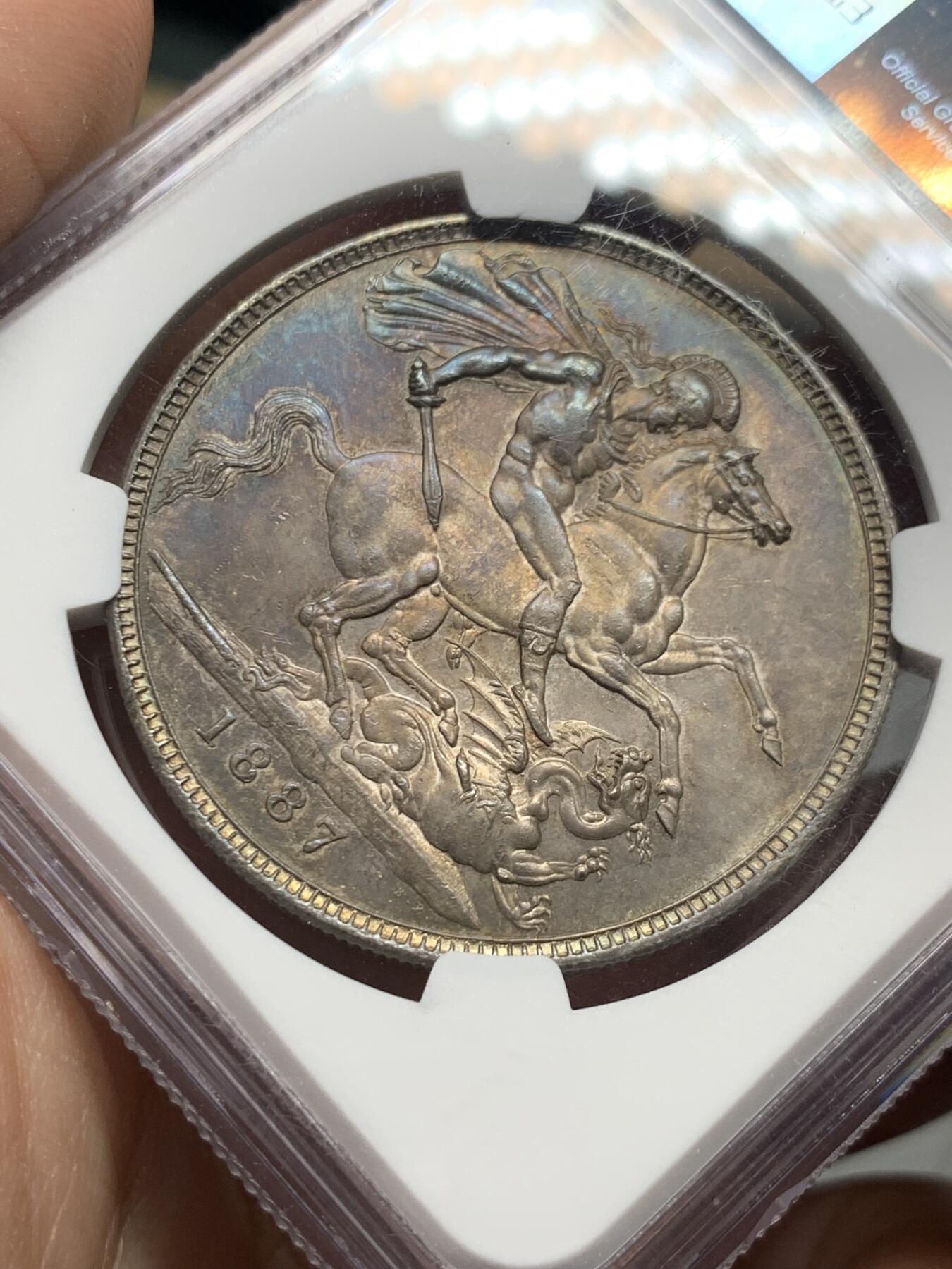 《竞宝斋》第332场 周日，周一 2场连拍 （全场包邮） NGC MS62 英国1887年维多利亚高冠1克朗马剑银币 深彩包浆