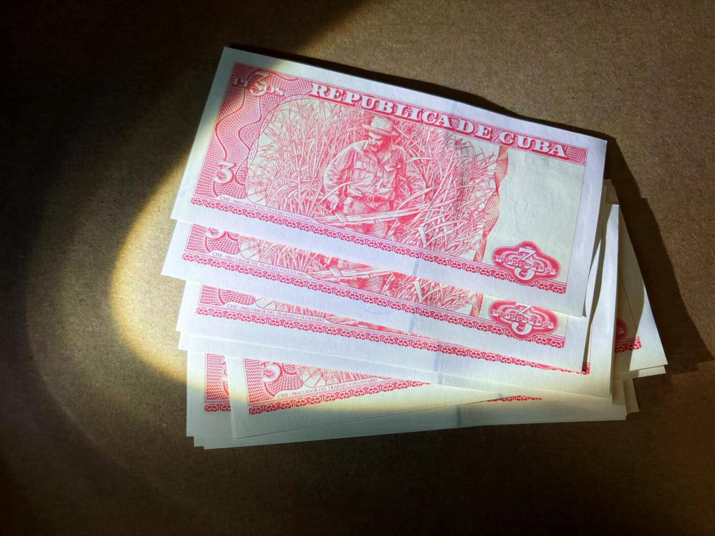 【Blue Auction】✨世界纸币精拍第585期【精】 古巴 2002年贴票加盖 3比索 全新UNC （个别有荧光斑等瑕疵）