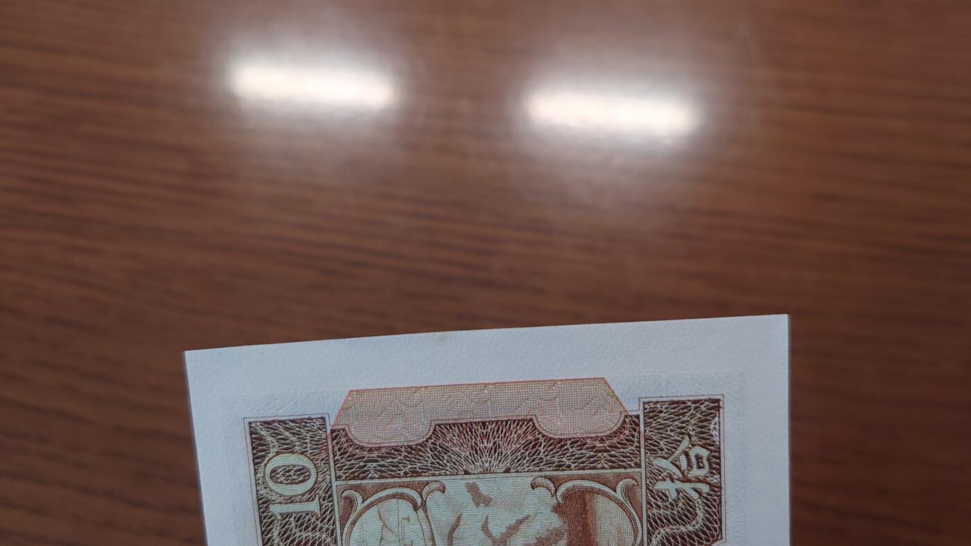 【世界钱币】精选微拍第151期暨2024年第63期～新到赛车钞群内卖剩货品选购～无胶水的几十张已经全部售罄，剩余的都有点轻微瑕疵 (预告11月底和12月上旬，12月中旬接连有币展新货群里卖剩款选购) 1988年澳门赛车纪念钞 全新有瑕疵 号码08257(如图左边边缘有一处纸张胎记，刚好左边是宽边自己切一刀1mm下去就变完美了) 灯下无斑无黄胶水印带原装册