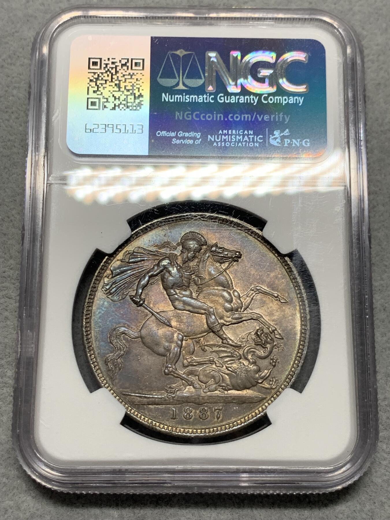 《竞宝斋》第332场 周日，周一 2场连拍 （全场包邮） NGC MS62 英国1887年维多利亚高冠1克朗马剑银币 深彩包浆