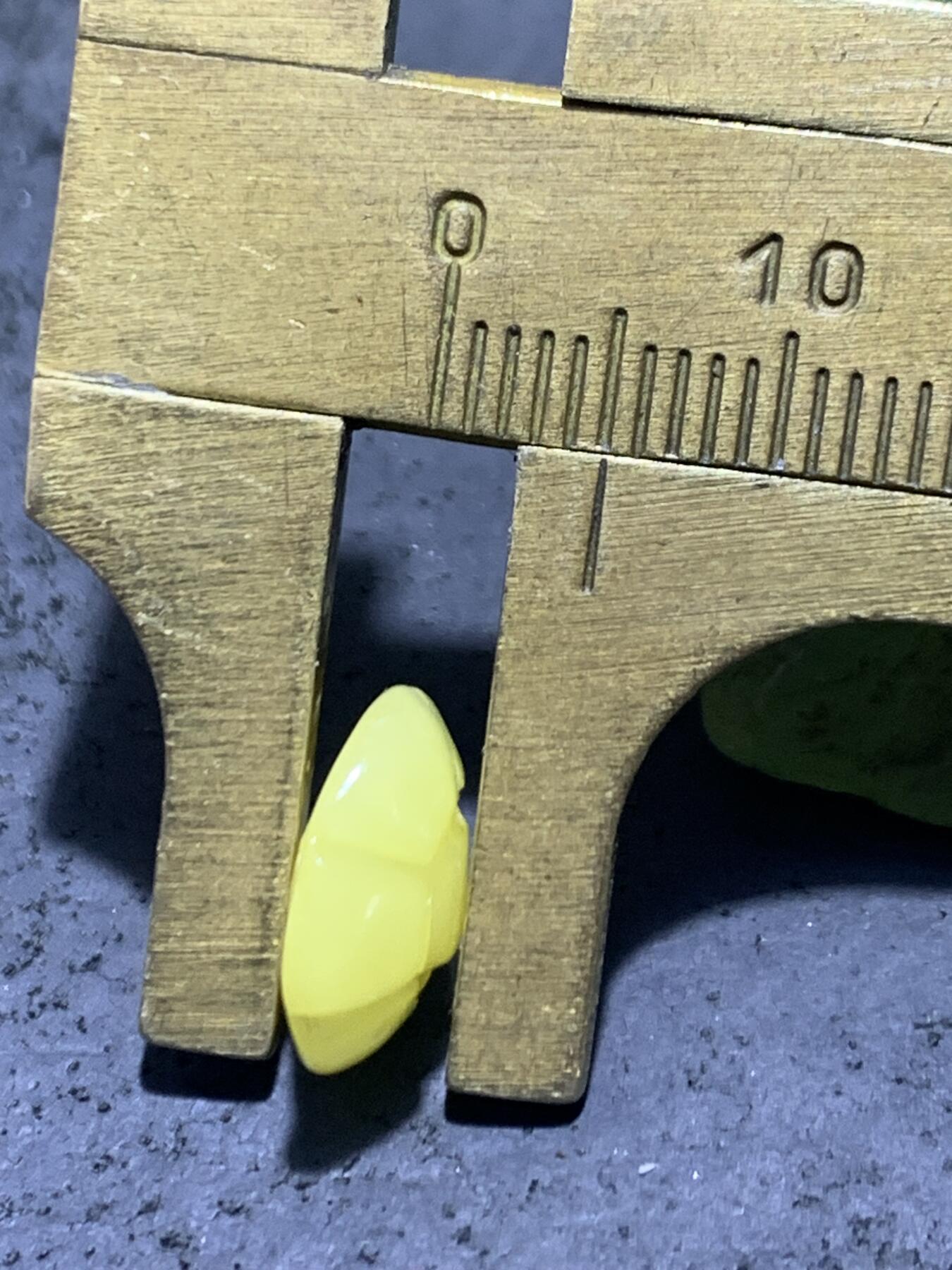 天然乌克兰蜜蜡雕刻莲蓬吊坠（扣子）一个，