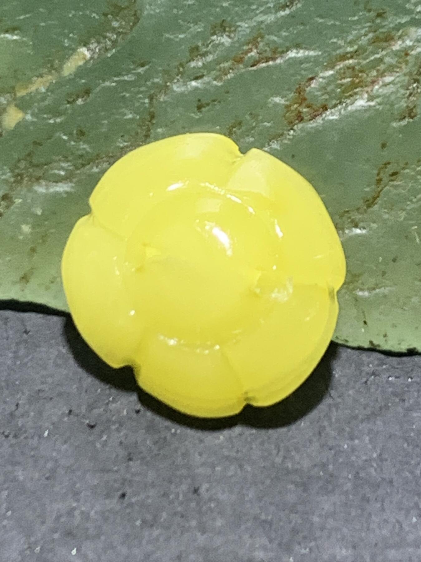 天然乌克兰蜜蜡雕刻莲蓬吊坠（扣子）一个，