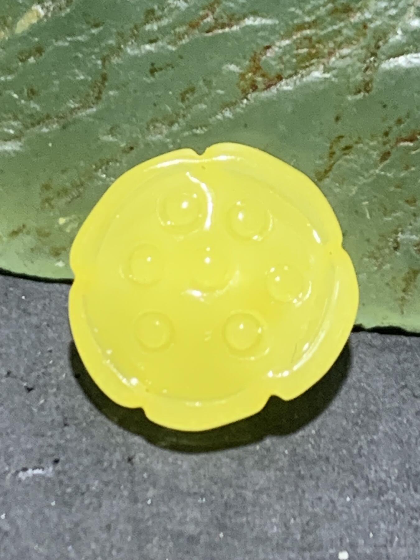 天然乌克兰蜜蜡雕刻莲蓬吊坠（扣子）一个，