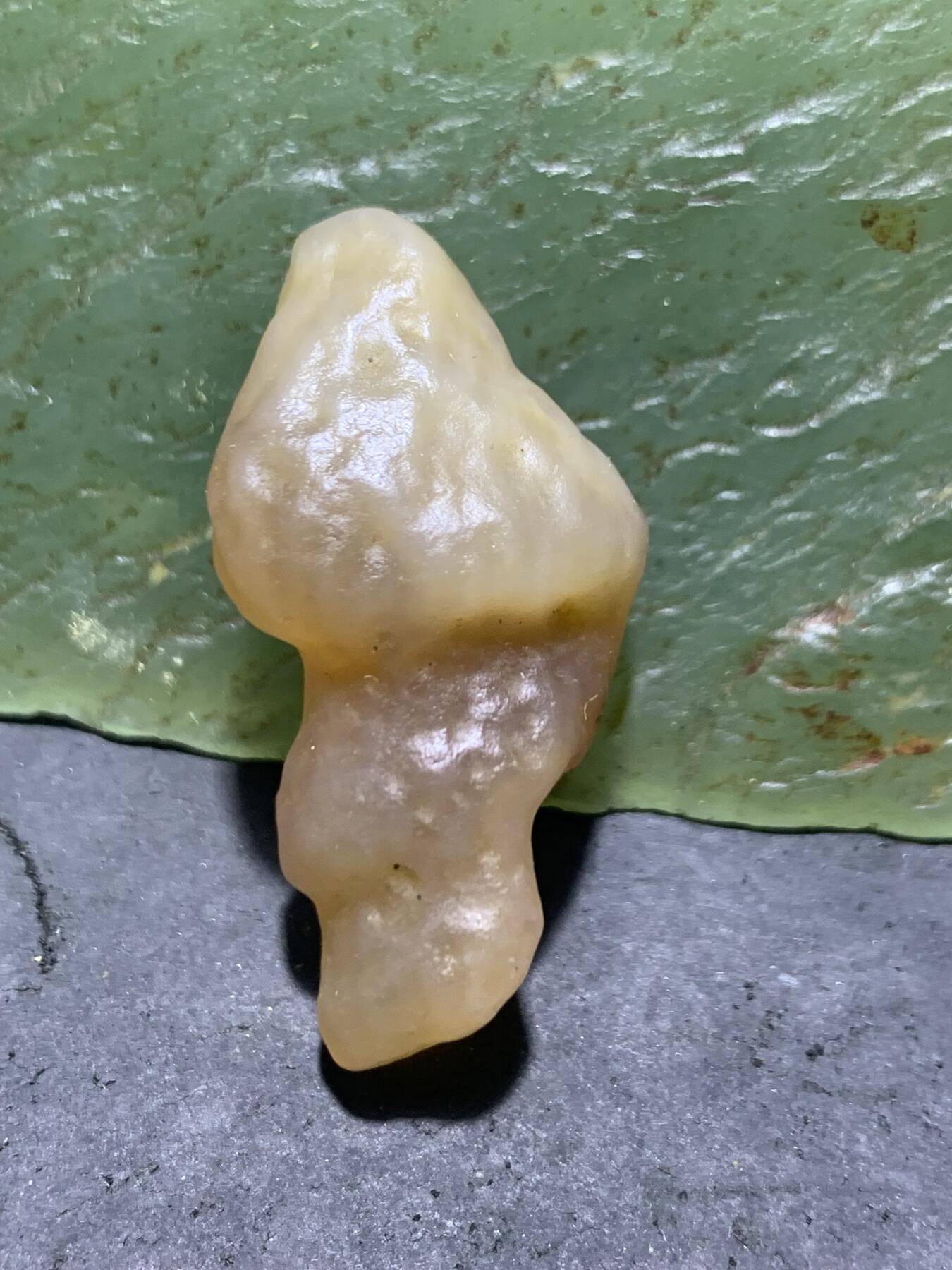 精美天然阿拉善酒红色草花纹玛瑙原石一颗