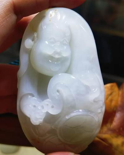和田玉手把件弥勒玉质油润细腻，精雕细刻，手感极佳。飘零星洒金！尺寸:74mm*42mm*28mm克重:120.6自带国检证书。 - 和田玉手把件弥勒玉质油润细腻，精雕细刻，手感极佳。飘零星洒金！尺寸:74mm*42mm*28mm克重:120.6自带国检证书。