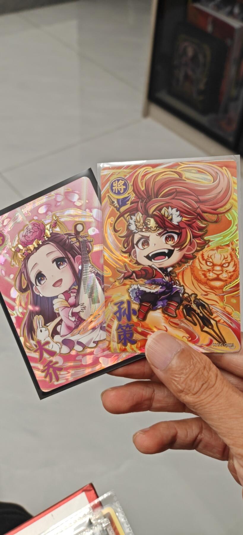 冬至到来，热辣滚烫，卡游三国精画专场预热中，一大波即将来袭 卡游三国萌将卡孙策大乔一对