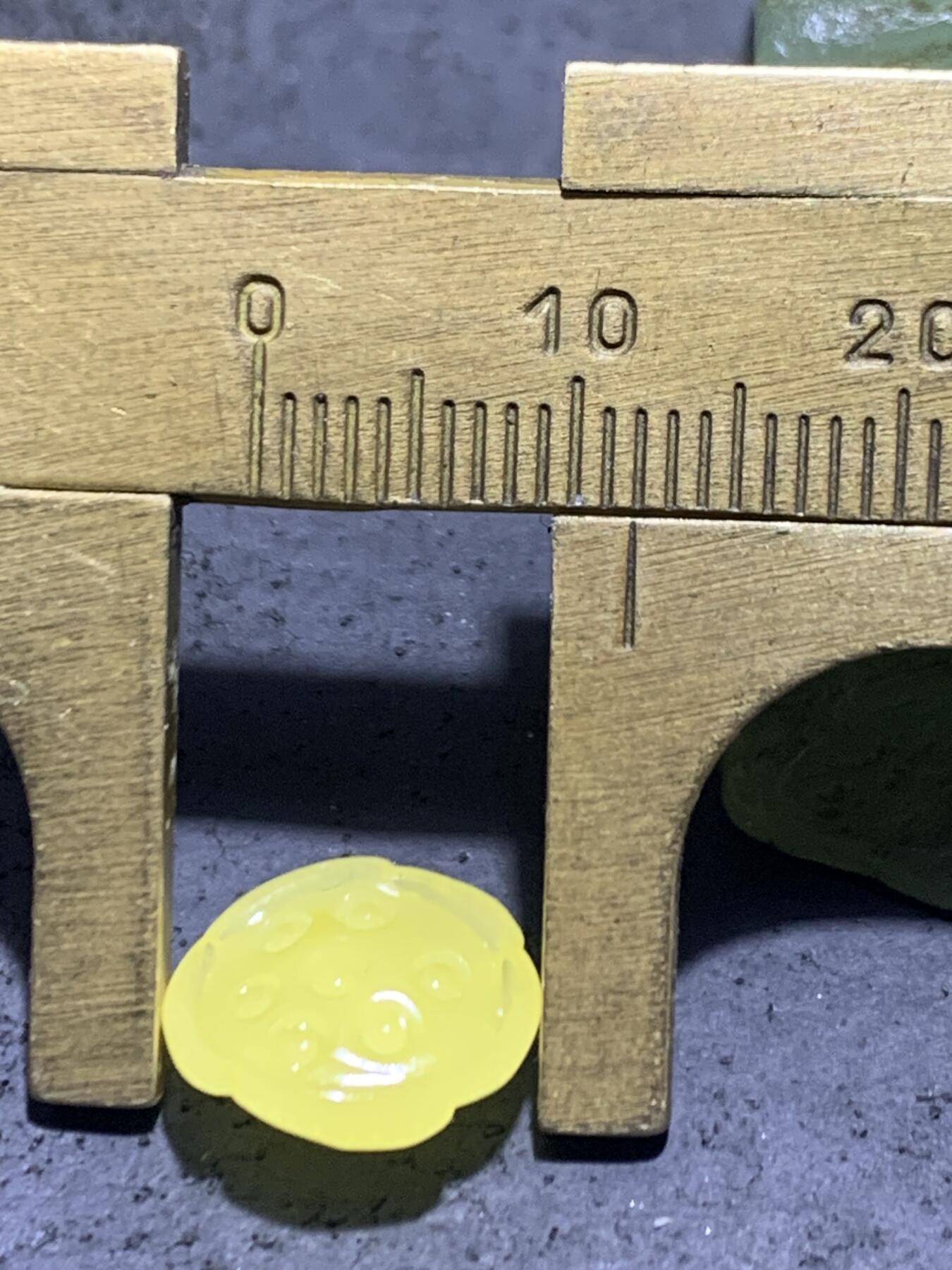 天然乌克兰蜜蜡雕刻莲蓬吊坠（扣子）一个，
