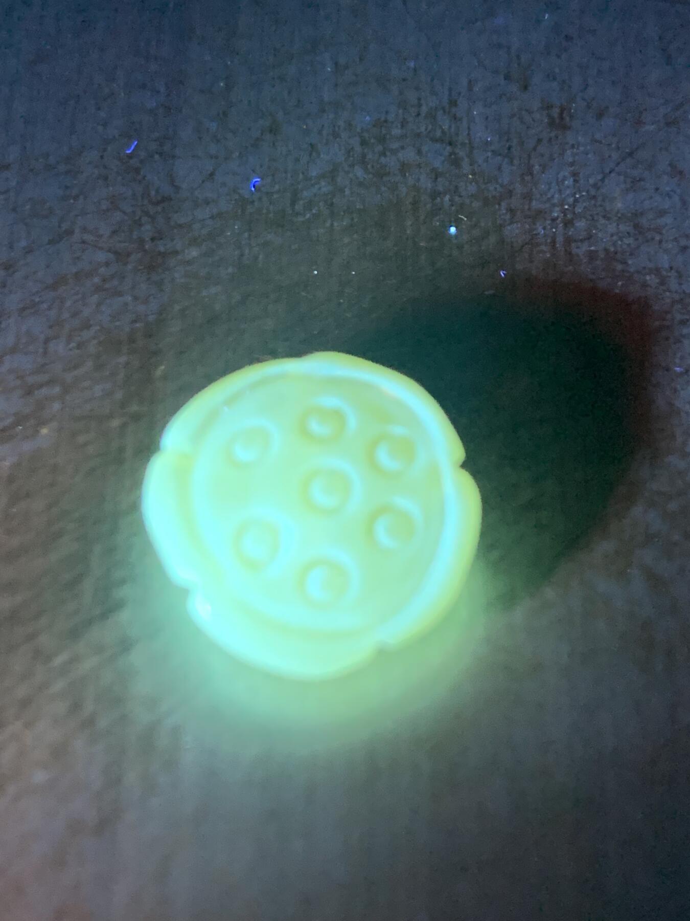 天然乌克兰蜜蜡雕刻莲蓬吊坠（扣子）一个，
