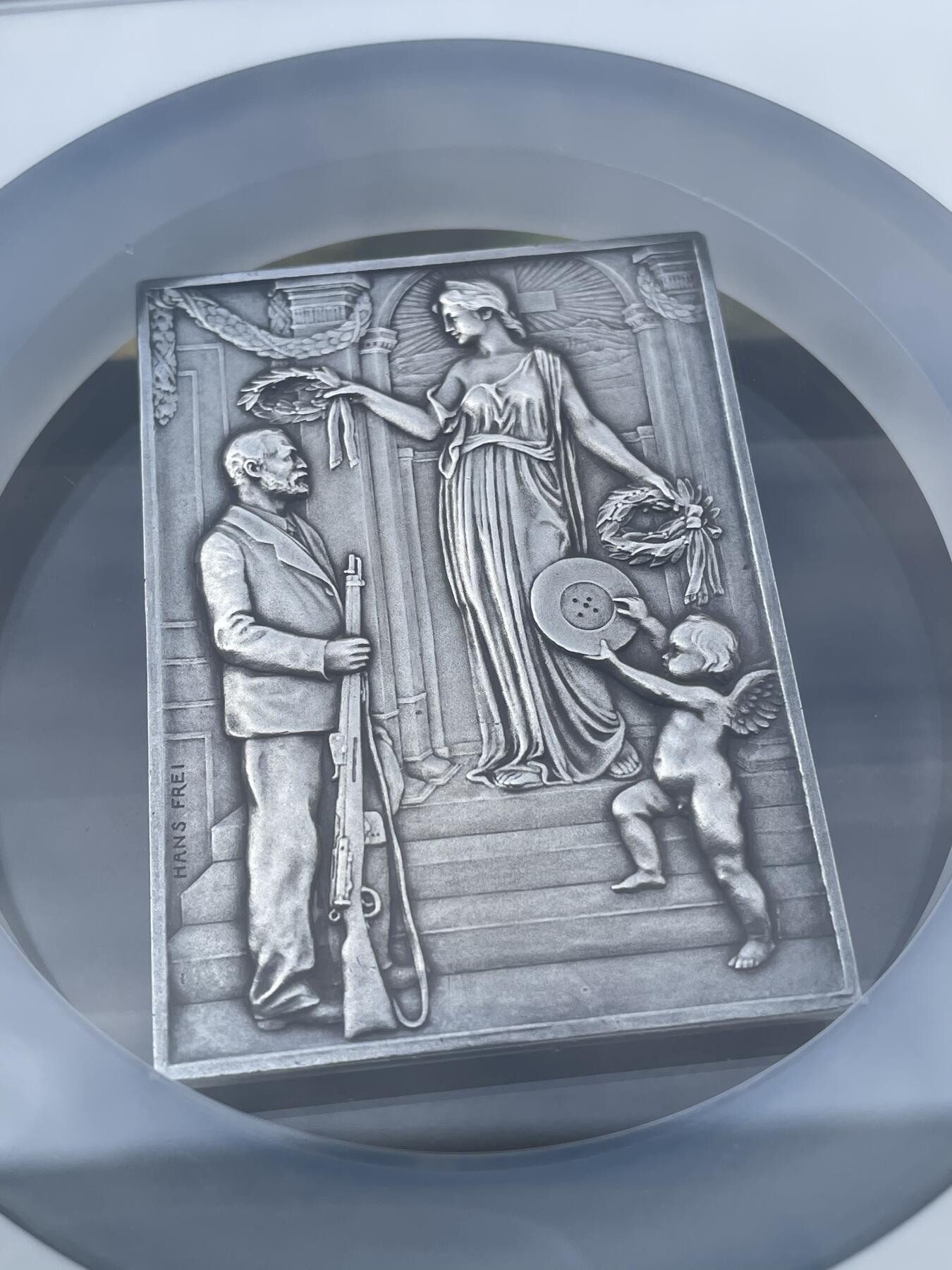 「木头集藏」章牌精品专场！ ST.GALLEN～1904年瑞士圣加伦射击节大银章 MS 63，尺寸：45×63 mm，带有功能完好原盒，品相很不错。