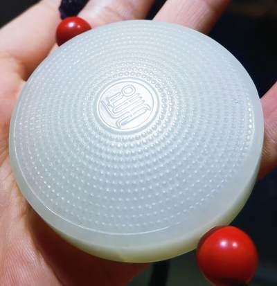 和田玉手把件浮雕增福增寿，十年前入手，一处微棉盘润即消失，不影响盘玩！尺寸:51mm*16mm克重:88.7g - 和田玉手把件浮雕增福增寿，十年前入手，一处微棉盘润即消失，不影响盘玩！尺寸:51mm*16mm克重:88.7g