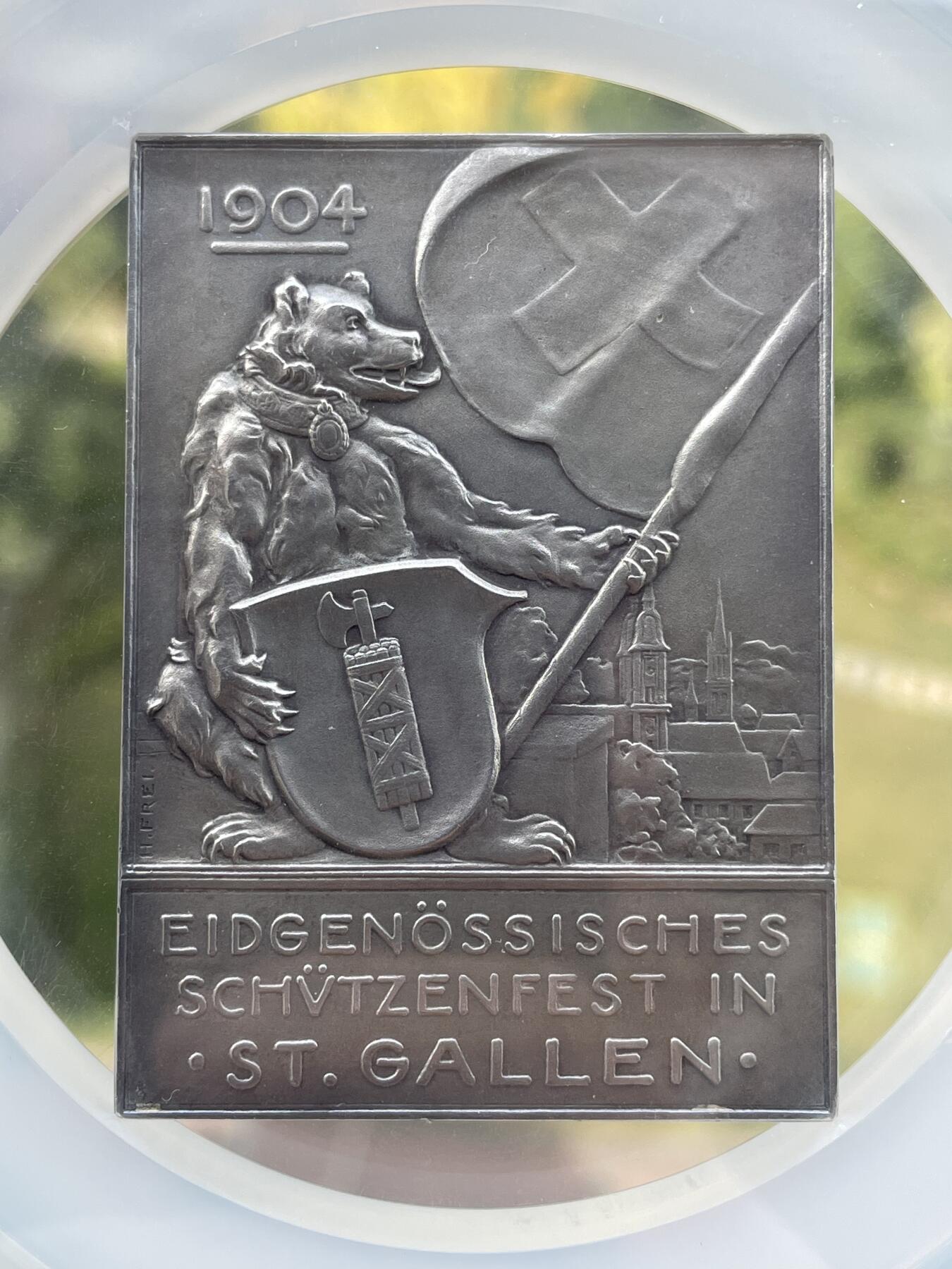 「木头集藏」章牌精品专场！ ST.GALLEN～1904年瑞士圣加伦射击节大银章 MS 63，尺寸：45×63 mm，带有功能完好原盒，品相很不错。