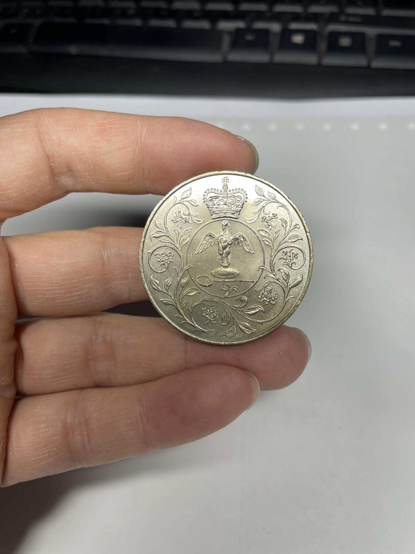 每日一拍，2024年集古藏今外币拍卖第十八期-第7场—（总第177拍），可以寄存60天，满160元包邮。 1977年英国克朗纪念币