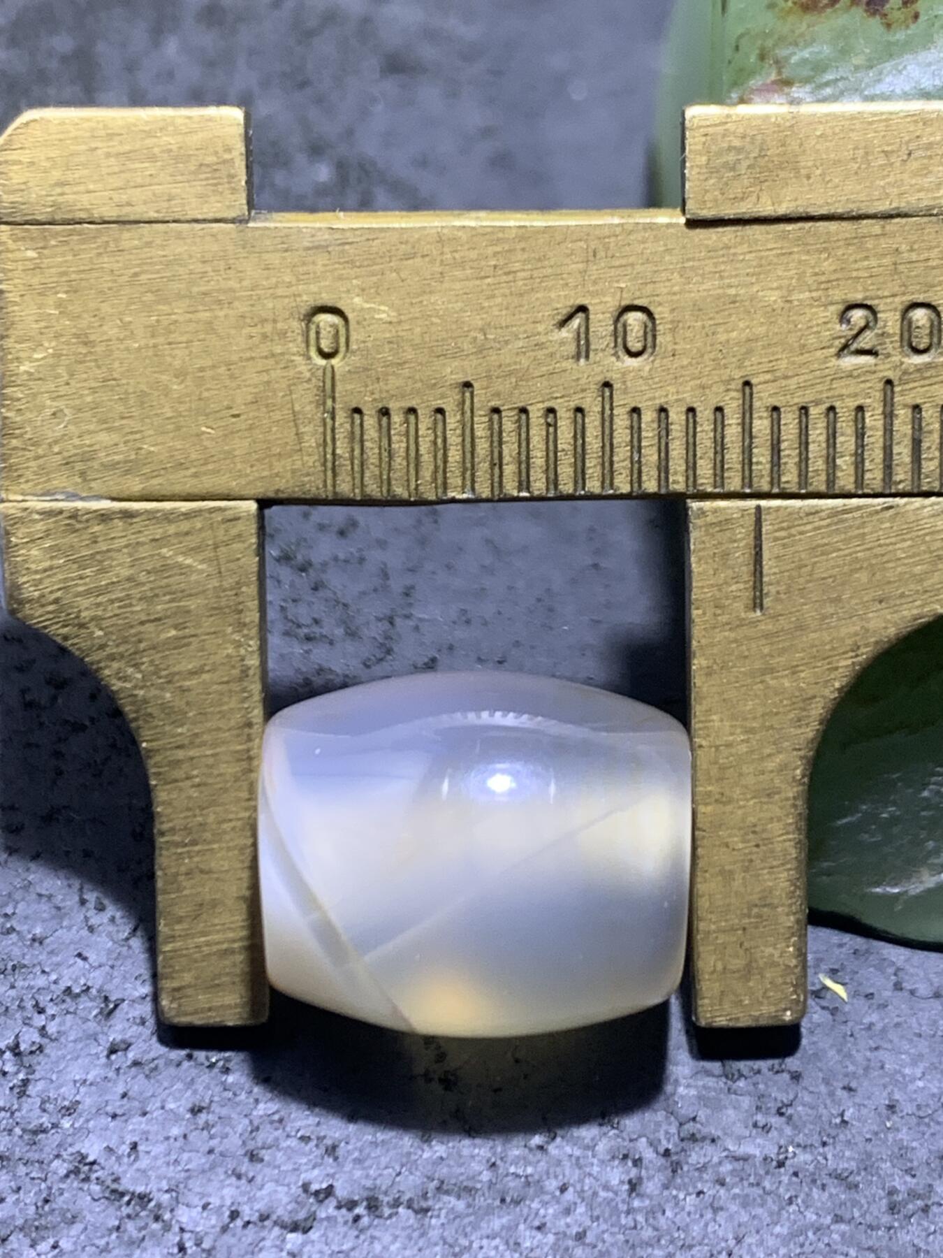 精美高玉化荔枝冻缠丝玛瑙随形桶珠一颗