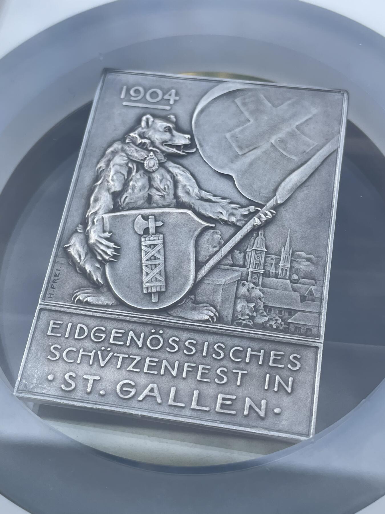 「木头集藏」章牌精品专场！ ST.GALLEN～1904年瑞士圣加伦射击节大银章 MS 63，尺寸：45×63 mm，带有功能完好原盒，品相很不错。