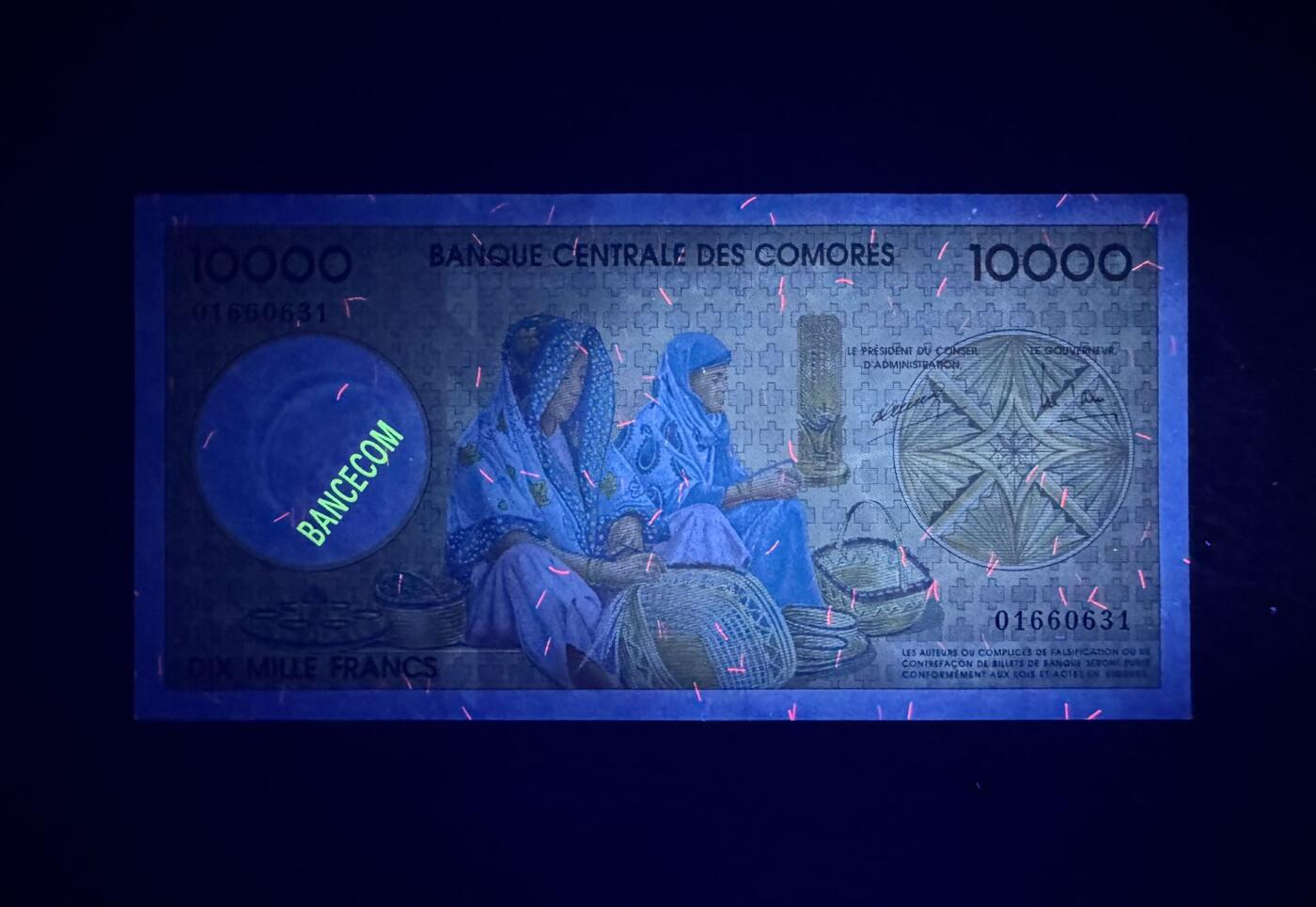 收藏联盟Quantum Auction 第395期拍卖  科摩罗1997年10000法郎 品相UNC-  号码无47 边缘瑕疵
