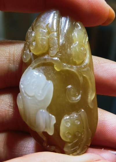 新疆且末糖料灵猴献寿玉质油润细腻有光泽，俏色立体雕刻，克重:21尺寸:47mm*24mm*14mm自带国检证书！ - 新疆且末糖料灵猴献寿玉质油润细腻有光泽，俏色立体雕刻，克重:21尺寸:47mm*24mm*14mm自带国检证书！