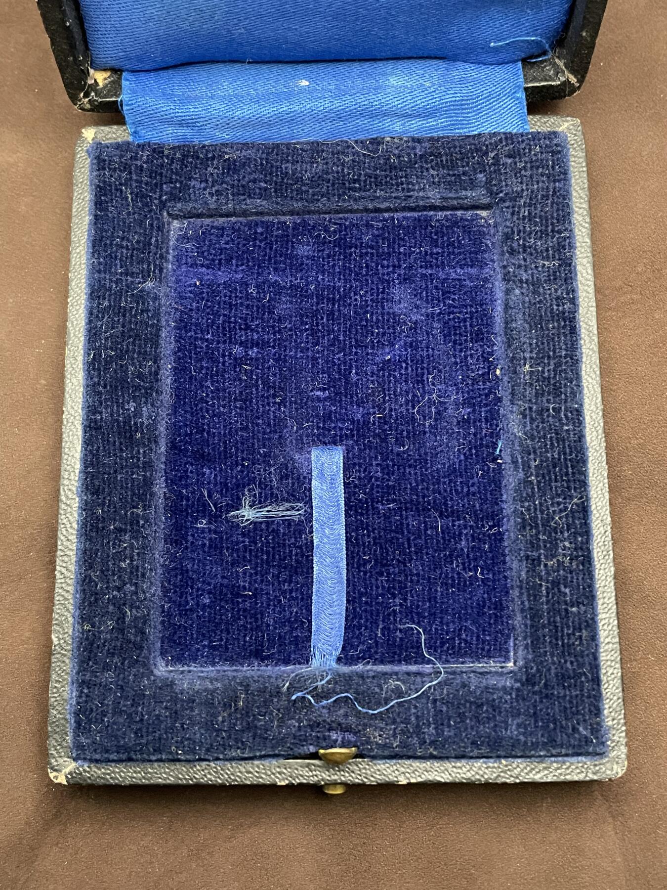 「木头集藏」章牌精品专场！ ST.GALLEN～1904年瑞士圣加伦射击节大银章 MS 63，尺寸：45×63 mm，带有功能完好原盒，品相很不错。