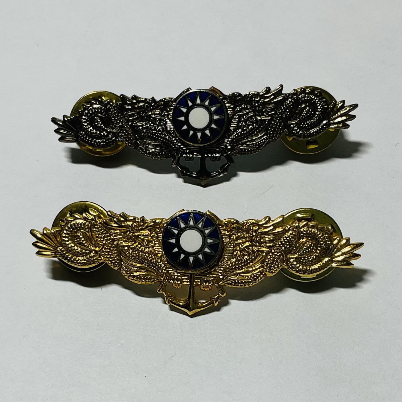 韵星假日精品2024冬季军品类拍卖会-- Rimey Holidays Boutique 2024 Winter Militaria Sale 海军军官学校正期班荣誉徽金级、银级一组