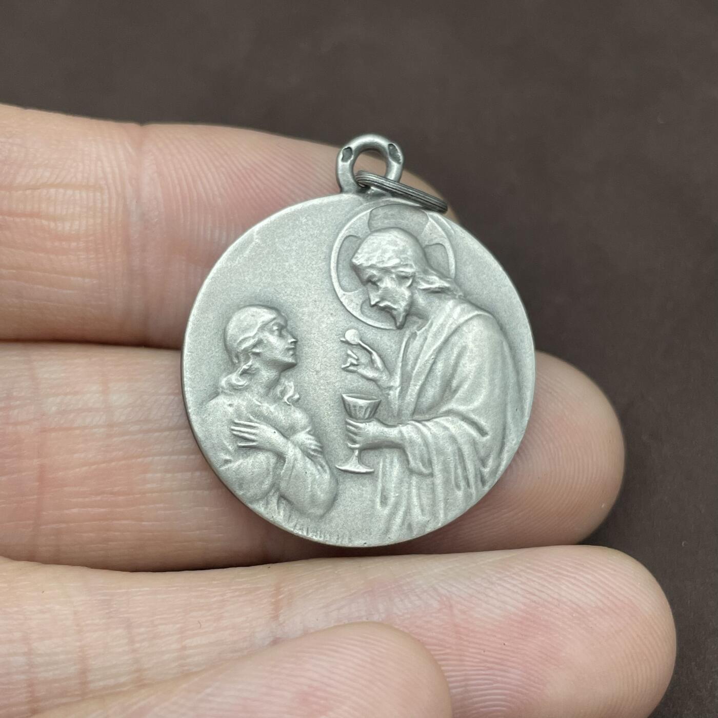 「木头集藏」章牌精品专场！ 法国宗教小银章  直径：25 mm，5.6 g，野猪头银标，品相很不错，可直接用于佩戴。