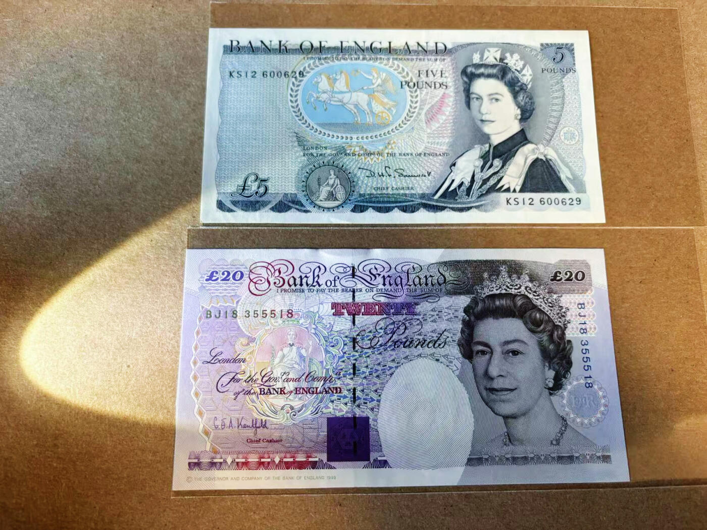 【Blue Auction】✨世界纸币精拍第587期【精】 【一组2张无47】英国 D序列5镑&E序列再版20镑 UNC- 
