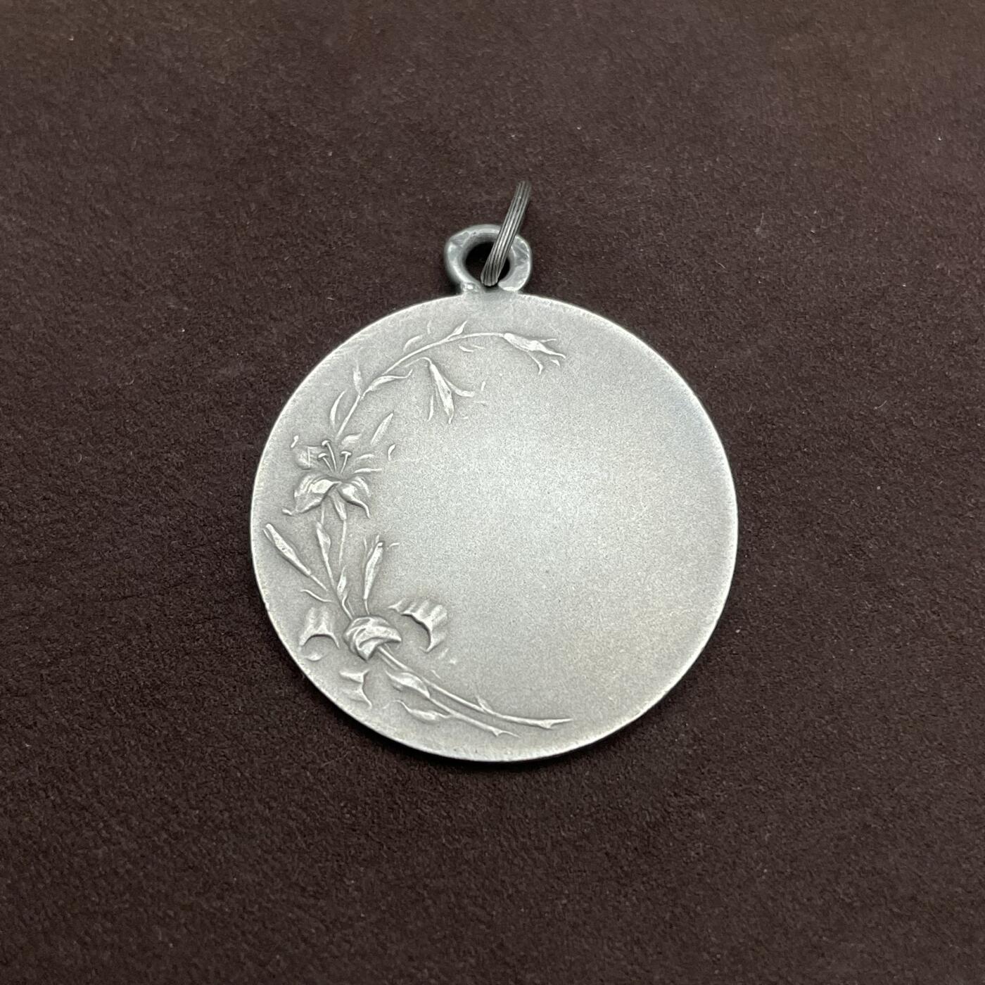 「木头集藏」章牌精品专场！ 法国宗教小银章  直径：25 mm，5.6 g，野猪头银标，品相很不错，可直接用于佩戴。