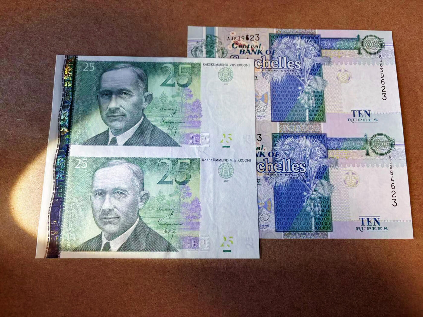 【Blue Auction】✨世界纸币精拍第587期【精】 【一组2张两连体】爱沙尼亚25克朗 UNC-&塞舌尔 10卢比 UNC