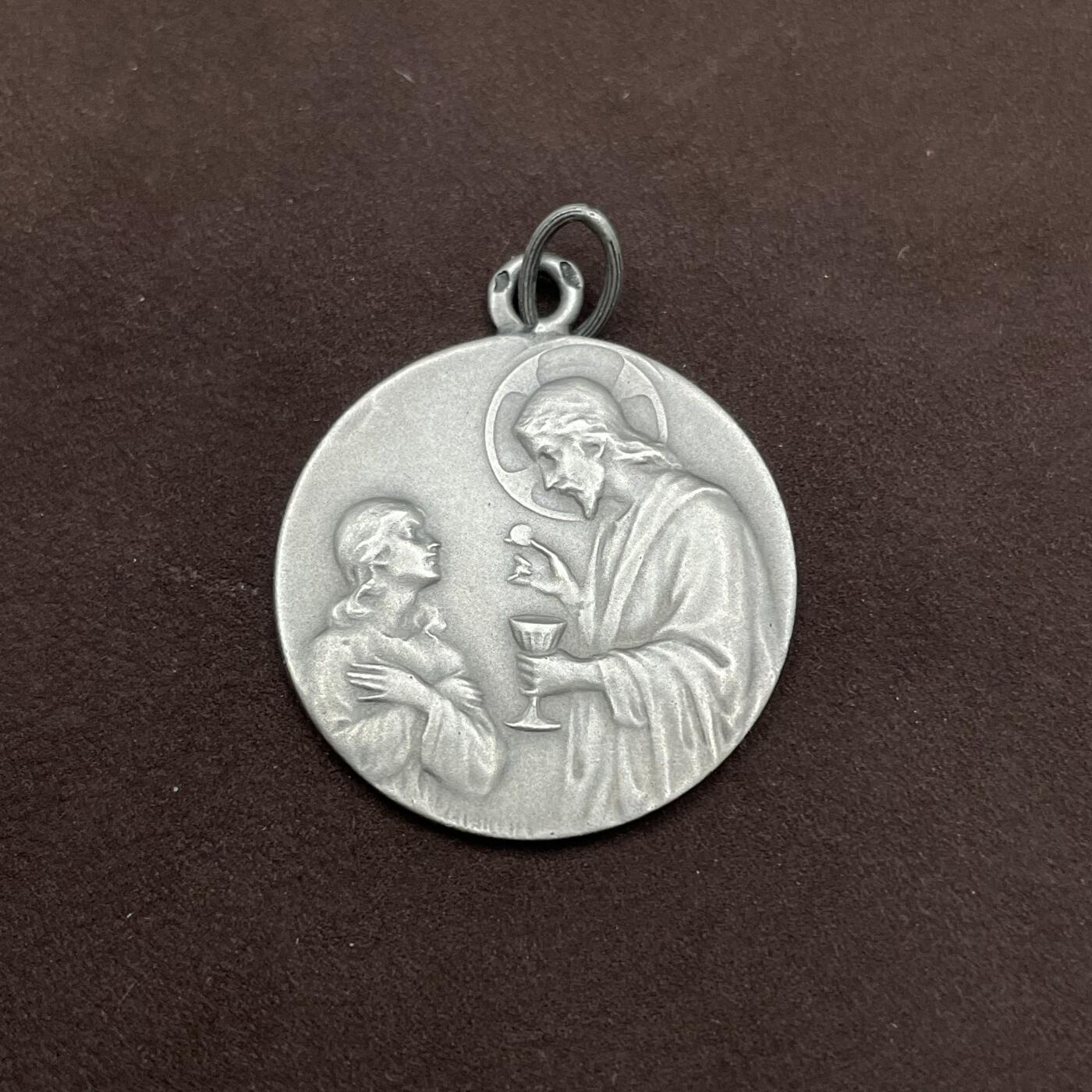 「木头集藏」章牌精品专场！ 法国宗教小银章  直径：25 mm，5.6 g，野猪头银标，品相很不错，可直接用于佩戴。