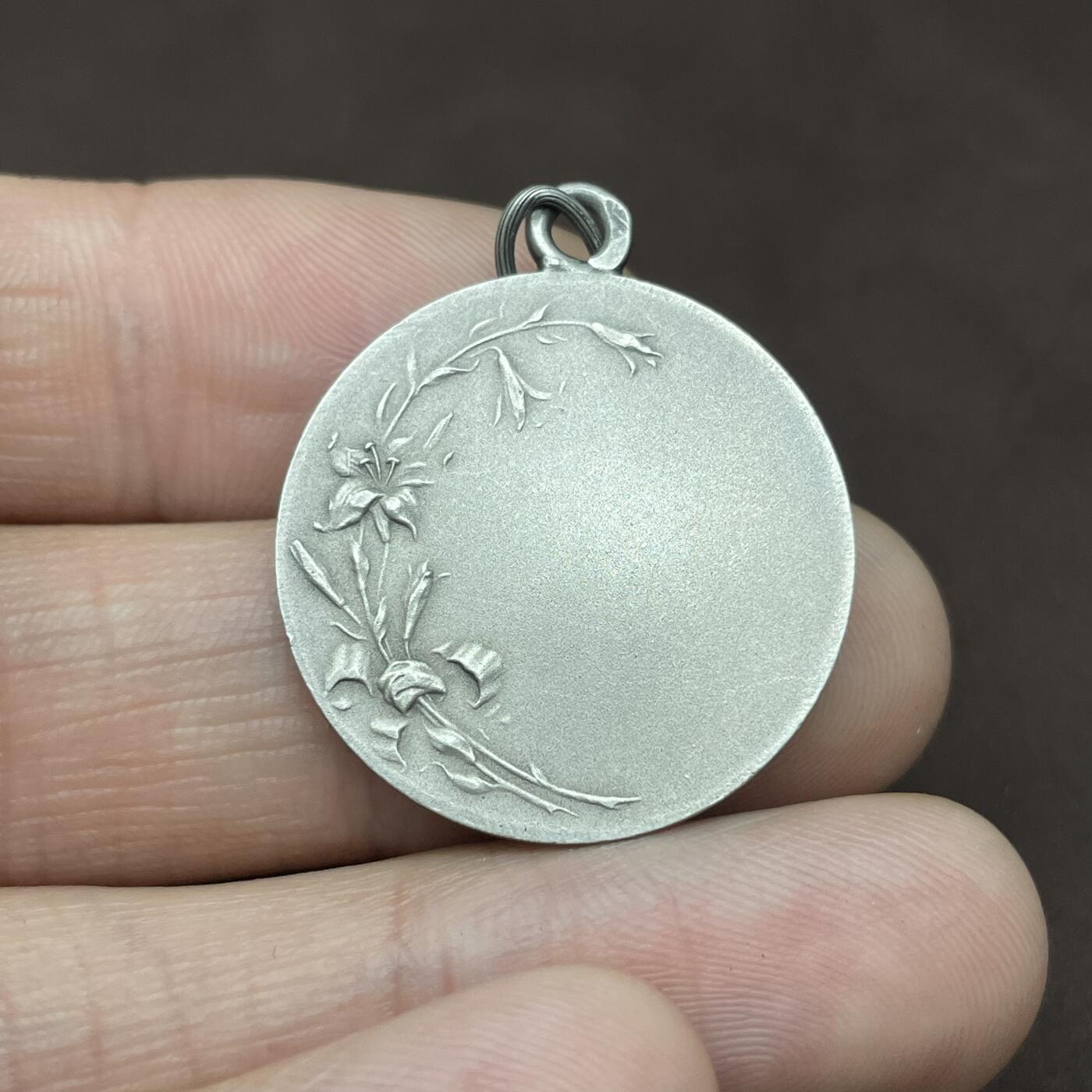 「木头集藏」章牌精品专场！ 法国宗教小银章  直径：25 mm，5.6 g，野猪头银标，品相很不错，可直接用于佩戴。