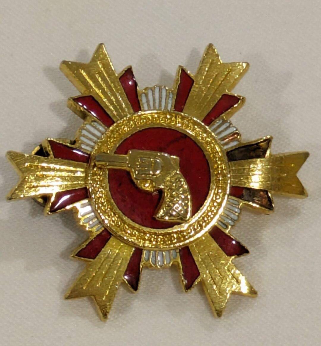 韵星假日精品2024冬季军品类拍卖会-- Rimey Holidays Boutique 2024 Winter Militaria Sale 韩国士兵铭牌、陆军射击技能证章一组