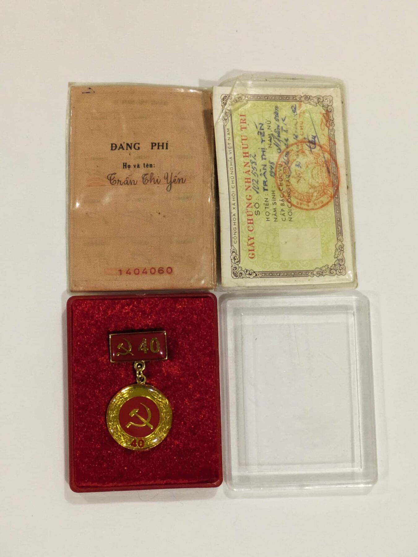 韵星假日精品2024冬季军品类拍卖会-- Rimey Holidays Boutique 2024 Winter Militaria Sale 越南社会主义共和国党费证、干部退休金补助证和在党四十周年纪念奖章带盒一套