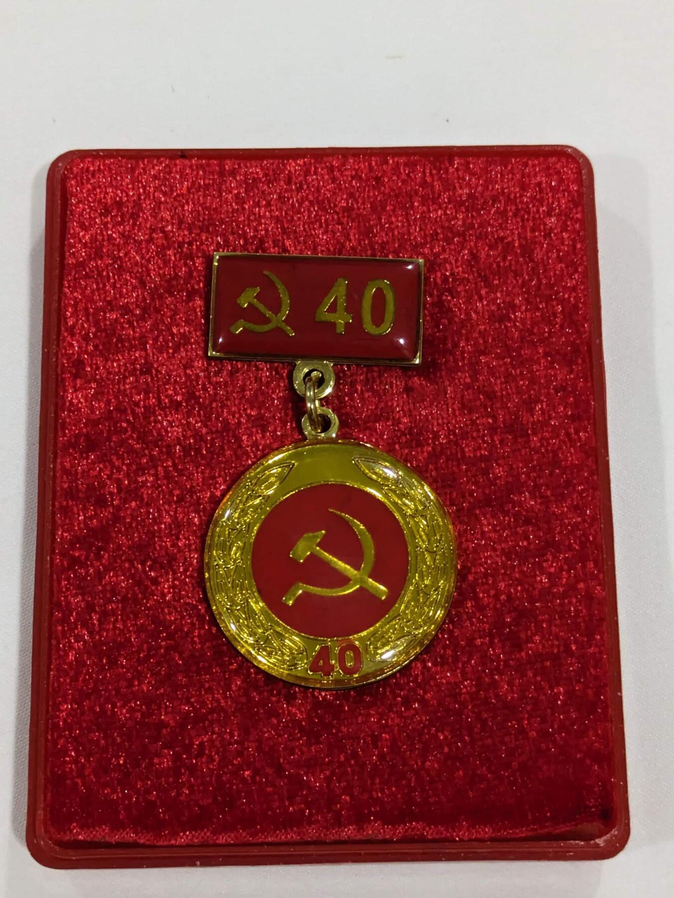 韵星假日精品2024冬季军品类拍卖会-- Rimey Holidays Boutique 2024 Winter Militaria Sale 越南社会主义共和国党费证、干部退休金补助证和在党四十周年纪念奖章带盒一套