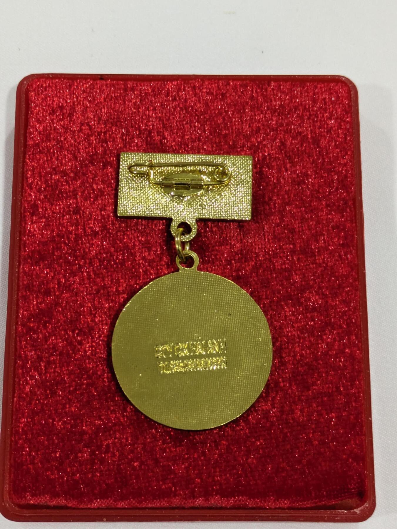 韵星假日精品2024冬季军品类拍卖会-- Rimey Holidays Boutique 2024 Winter Militaria Sale 越南社会主义共和国党费证、干部退休金补助证和在党四十周年纪念奖章带盒一套