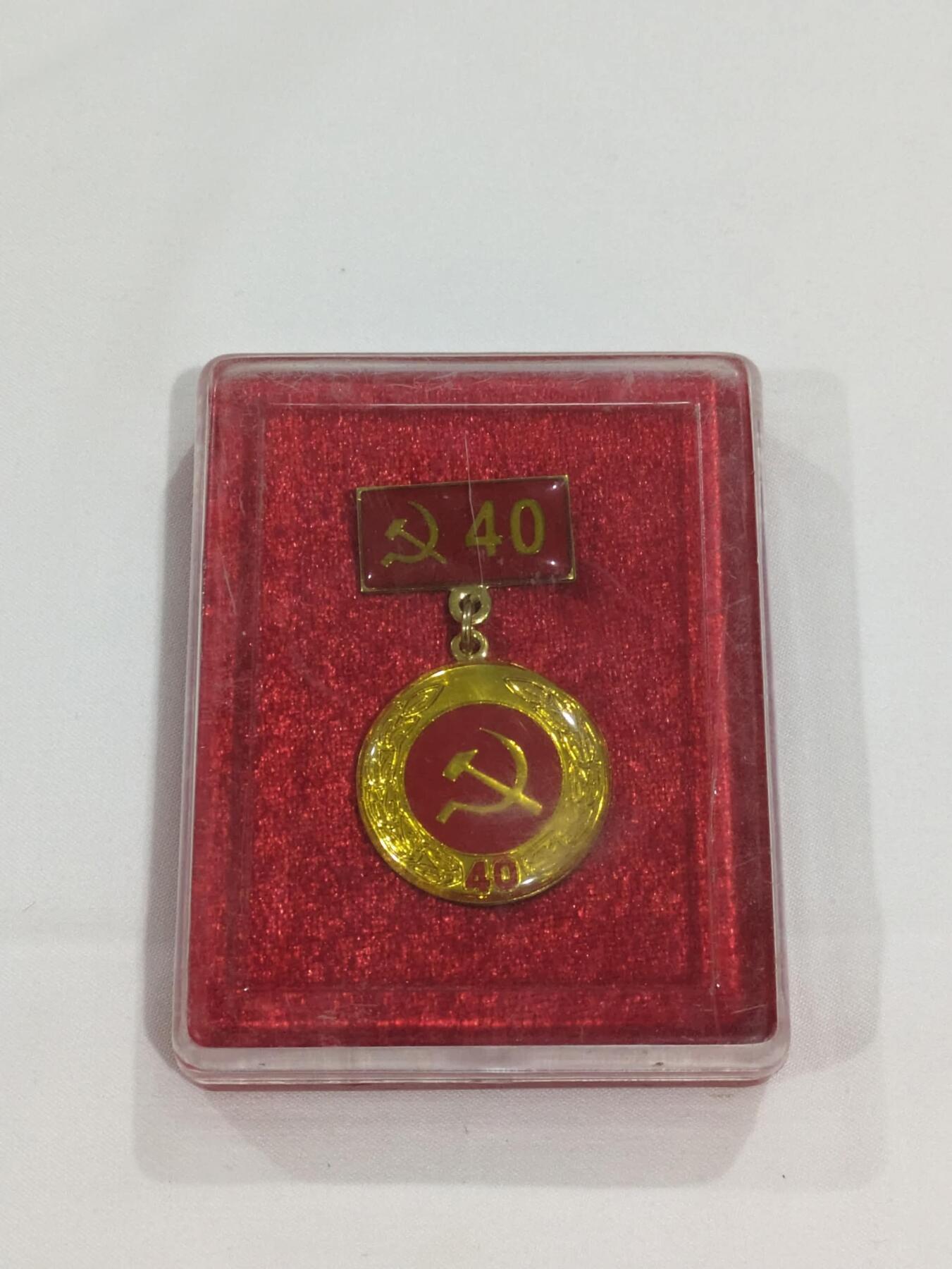 韵星假日精品2024冬季军品类拍卖会-- Rimey Holidays Boutique 2024 Winter Militaria Sale 越南社会主义共和国党费证、干部退休金补助证和在党四十周年纪念奖章带盒一套