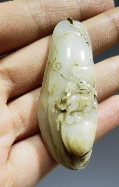 新疆和田玉吊坠原石巧雕，可见天然风化层等！尺寸：5.3cm*1.8cm*1.3cm 克重：16.5 - 新疆和田玉吊坠原石巧雕，可见天然风化层等！尺寸：5.3cm*1.8cm*1.3cm 克重：16.5