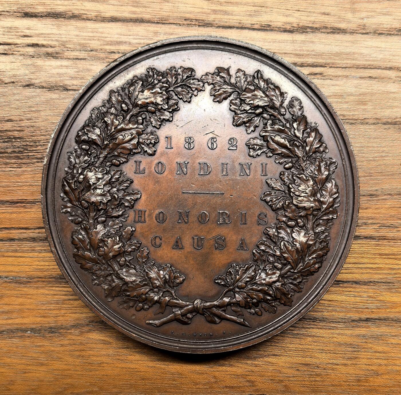 凡希社世界钱币微拍第二百九十二期 1862，英国伦敦世博会纪念大铜章AU，Wyon名作，直径76mm，213g。