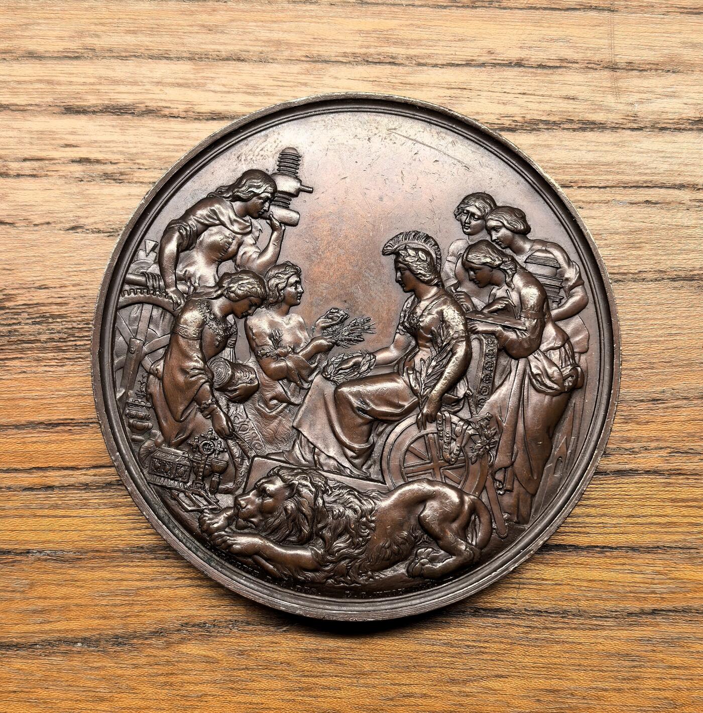 凡希社世界钱币微拍第二百九十二期 1862，英国伦敦世博会纪念大铜章AU，Wyon名作，直径76mm，213g。