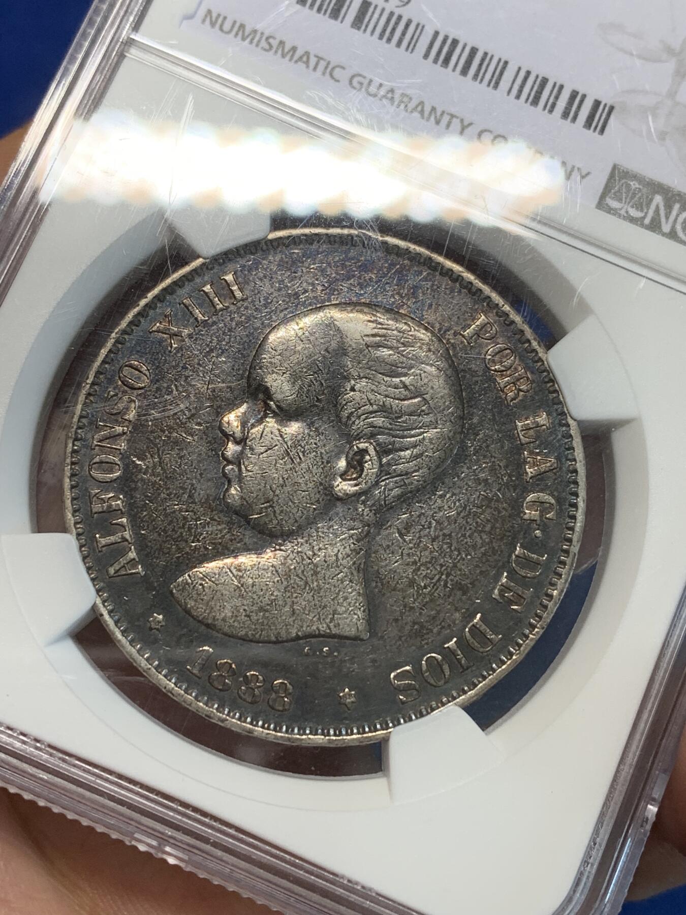 《竞宝斋》第333场 周日，周一 2场连拍 （全场包邮） NGC VF 西班牙1888年（88）黑包浆 儿童光头 阿方索十三世 5比塞塔 银币