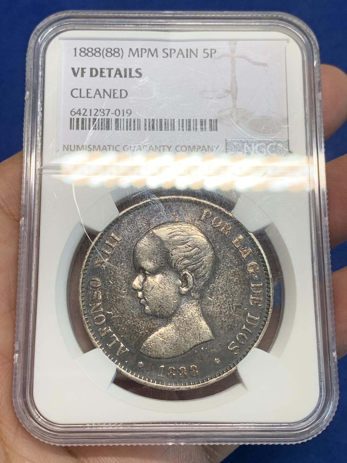 《竞宝斋》第333场 周日，周一 2场连拍 （全场包邮） NGC VF 西班牙1888年（88）黑包浆 儿童光头 阿方索十三世 5比塞塔 银币