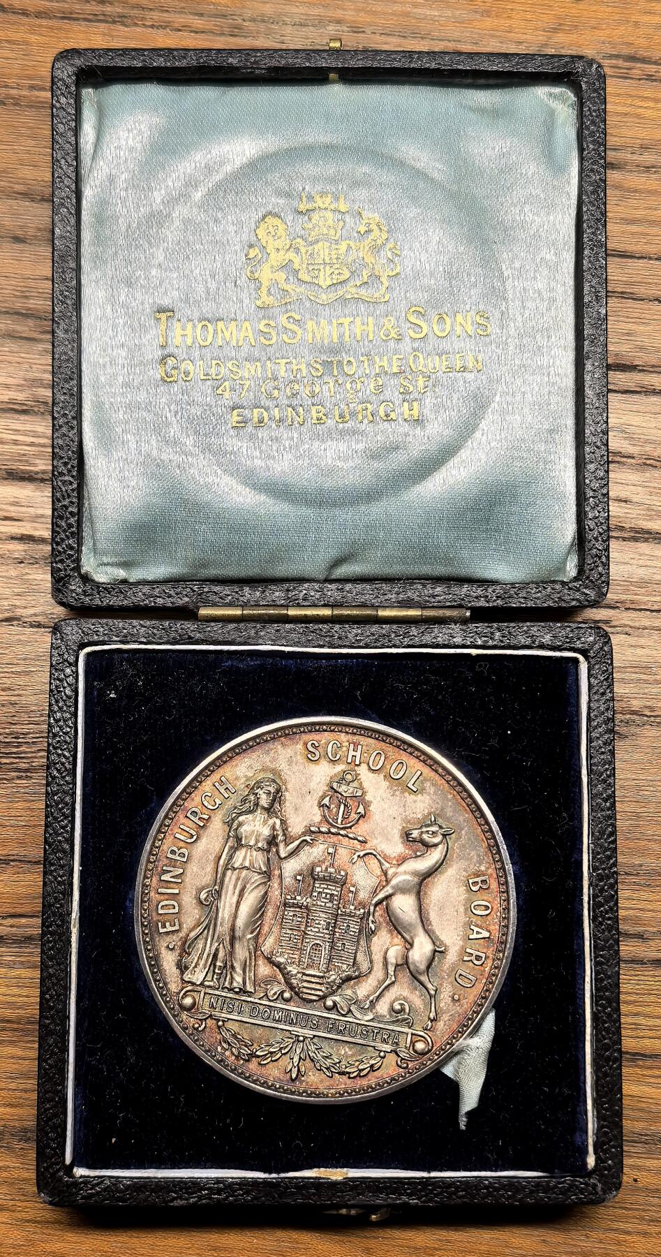 凡希社世界钱币微拍第二百九十二期 1902爱丁堡学校委员会纪念银章UNC彩浆附原盒，44.5mm，45g。