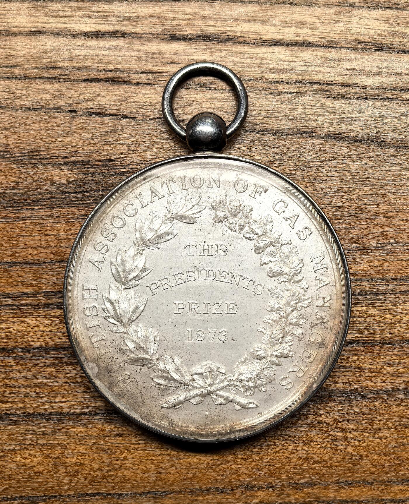 凡希社世界钱币微拍第二百九十二期 1873年英国天然气工程师协会主席银质奖章UNC，单面玻璃罩完美，直径60mm，连挂环102g。！