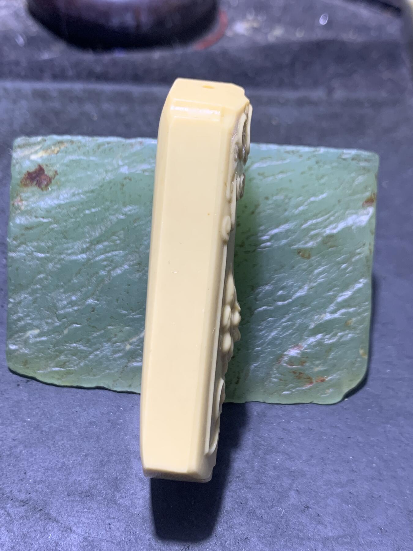 精美亚光金膏玉雕刻兽首牌子一个