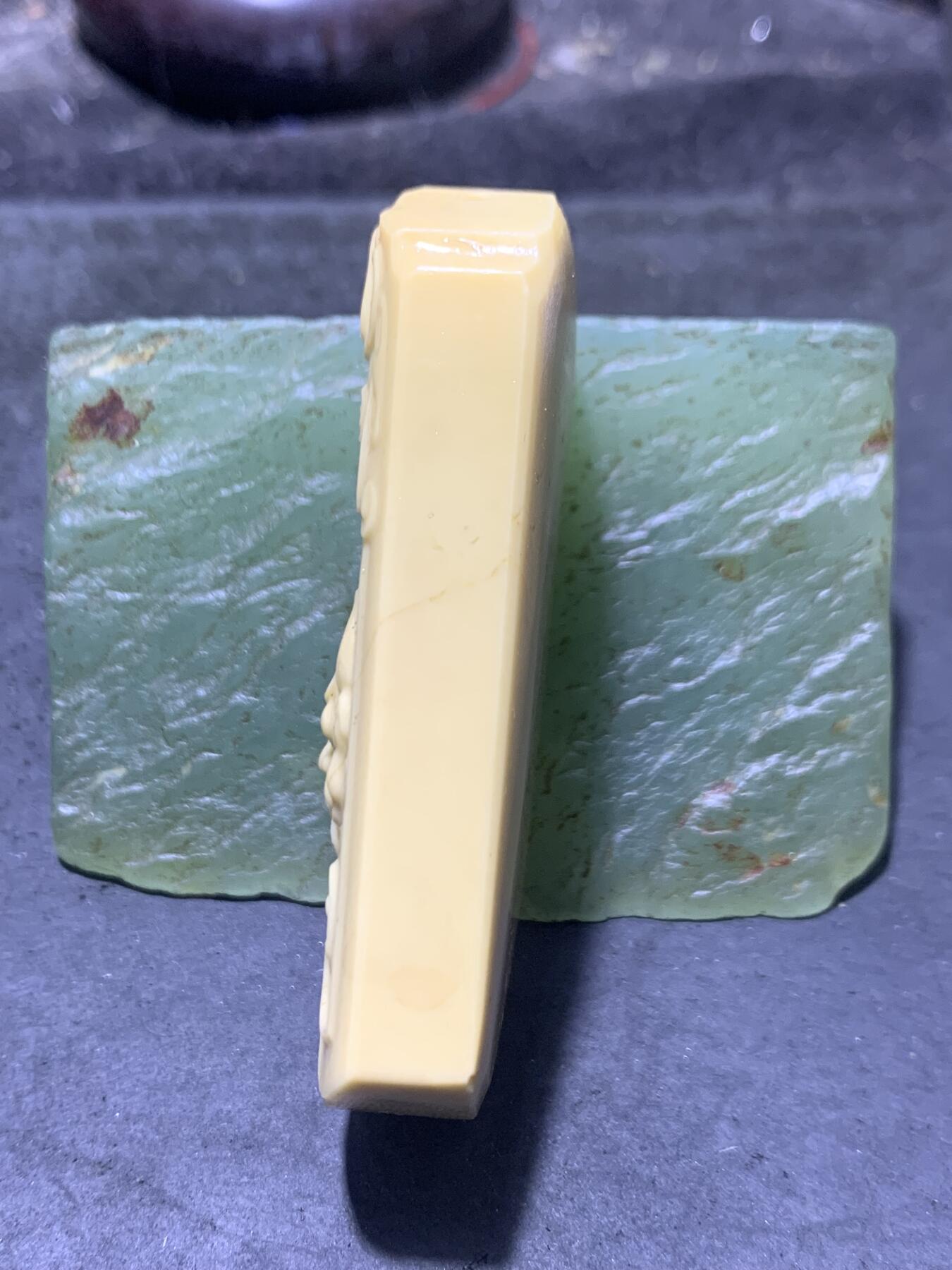 精美亚光金膏玉雕刻兽首牌子一个