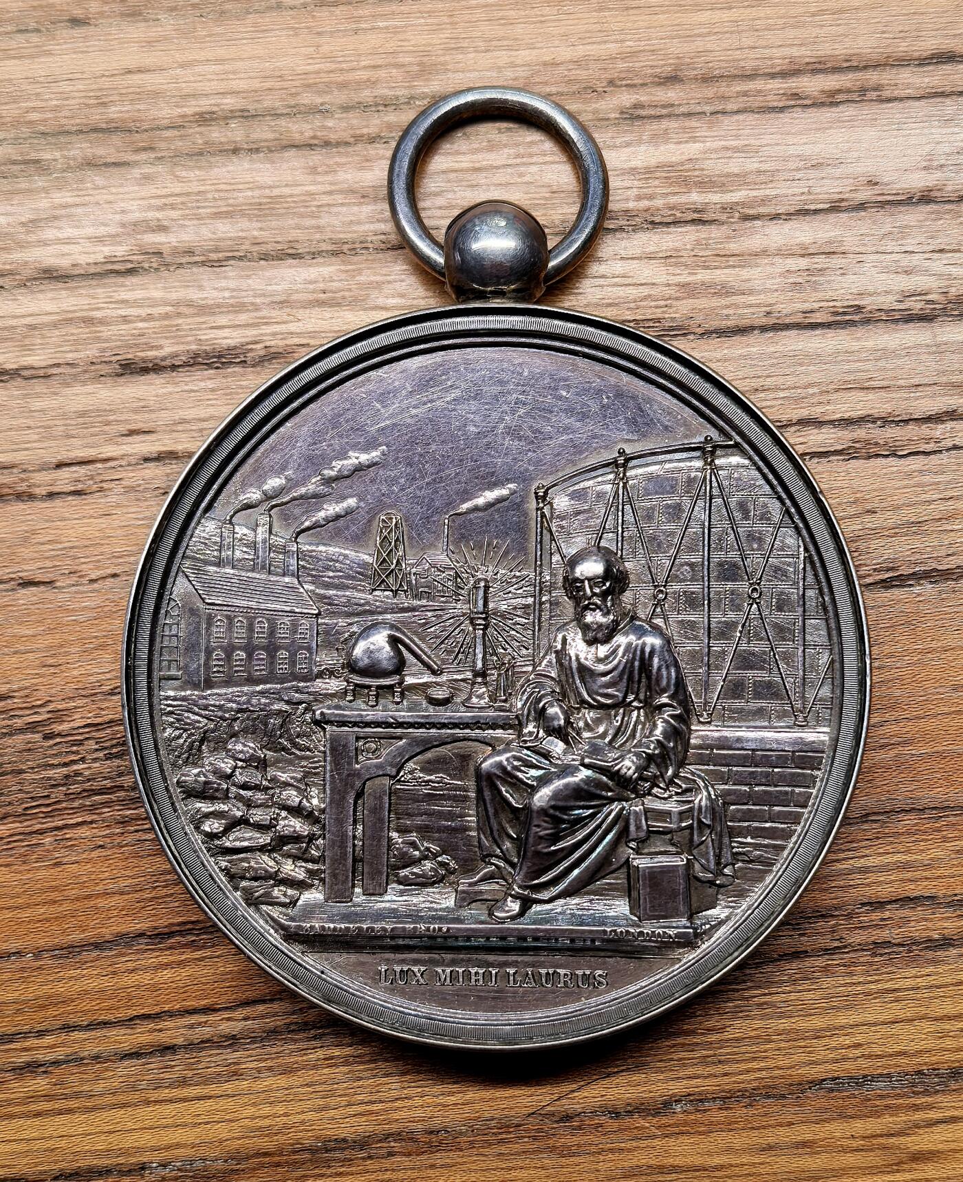凡希社世界钱币微拍第二百九十二期 1873年英国天然气工程师协会主席银质奖章UNC，单面玻璃罩完美，直径60mm，连挂环102g。！