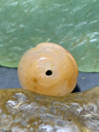 精美冰飘亚光战国红玛瑙手工俏色巧雕灵蛇桶珠一个 精美冰飘亚光战国红玛瑙手工俏色巧雕灵蛇桶珠一个