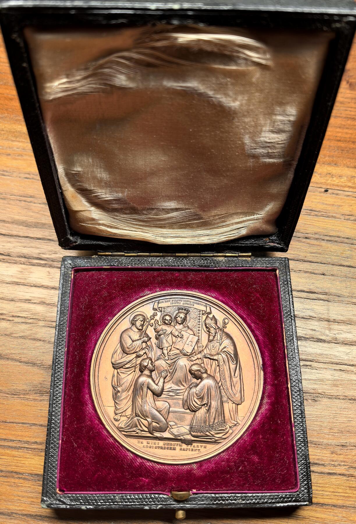 凡希社世界钱币微拍第二百九十二期 1858梵蒂冈乌冈神学院大铜章附原盒，边缘有磕碰，直径66mm。