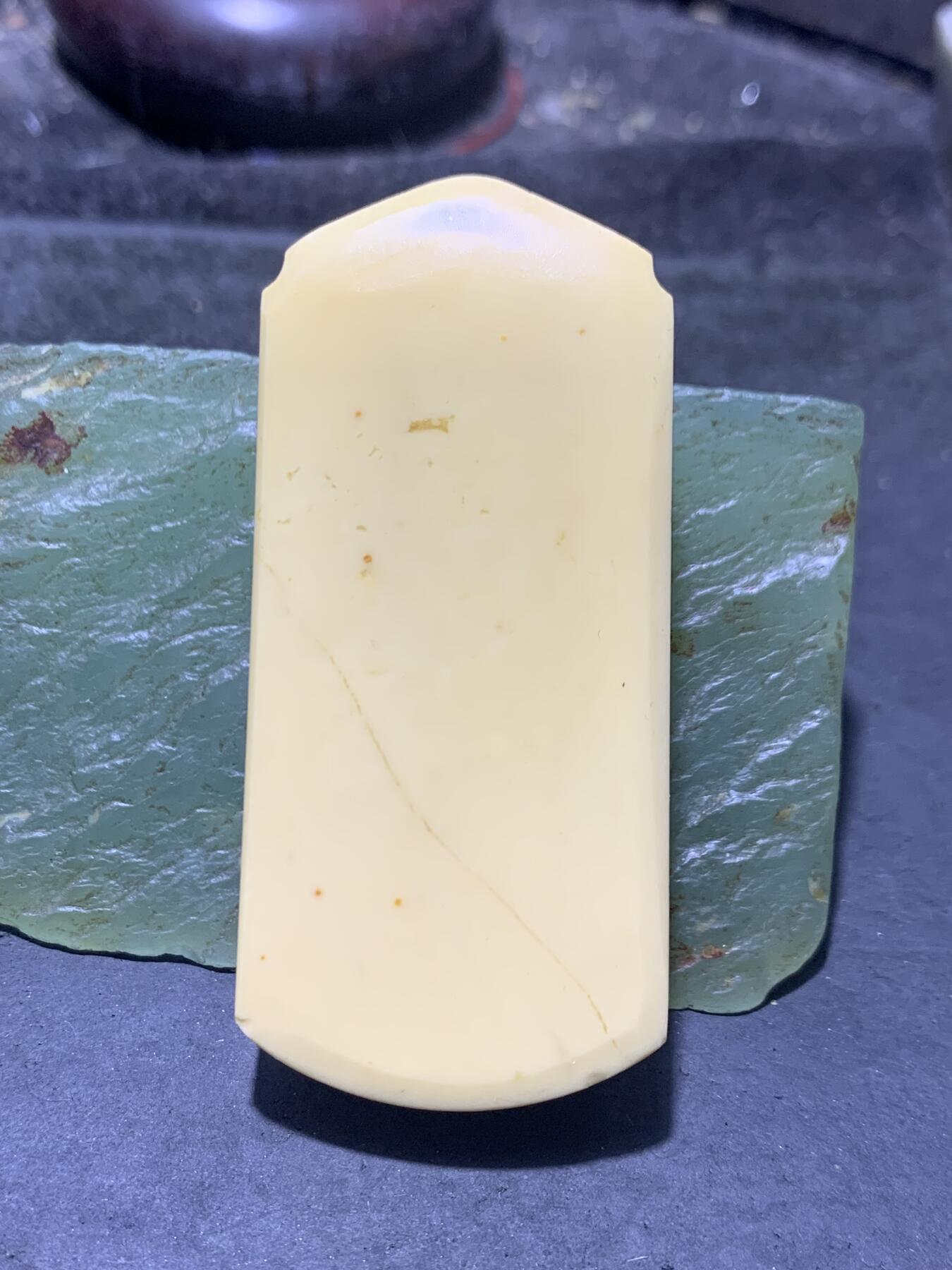 精美亚光金膏玉雕刻兽首牌子一个