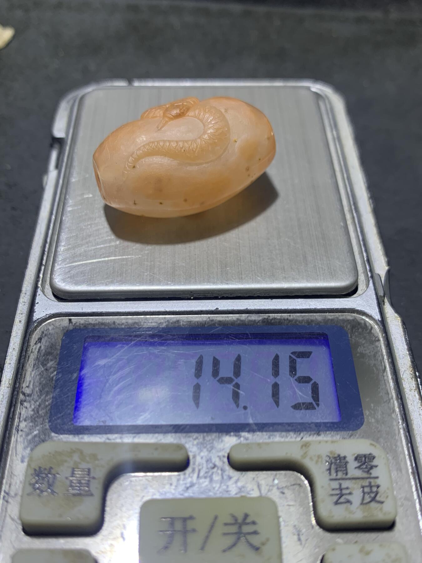 精美冰飘亚光战国红玛瑙手工俏色巧雕灵蛇桶珠一个