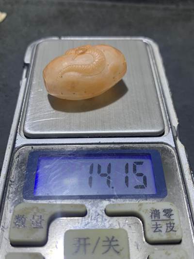 精美冰飘亚光战国红玛瑙手工俏色巧雕灵蛇桶珠一个 精美冰飘亚光战国红玛瑙手工俏色巧雕灵蛇桶珠一个